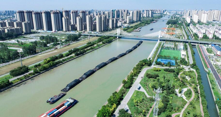 8月31日，京杭大�\河江�K淮安段，�\�各�物�Y的�船往返穿梭，一片繁忙。