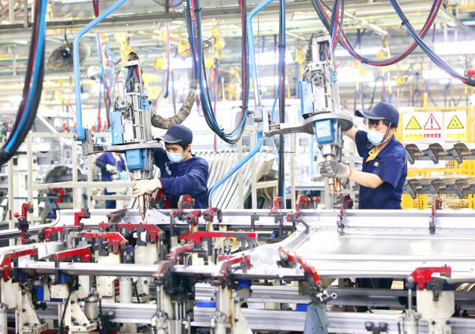 5月6日，江西省�M州��_�^新能源科技城的一家汽�制造企�I，工人在自�踊�生�a�上�M �b新能源箱式汽�。